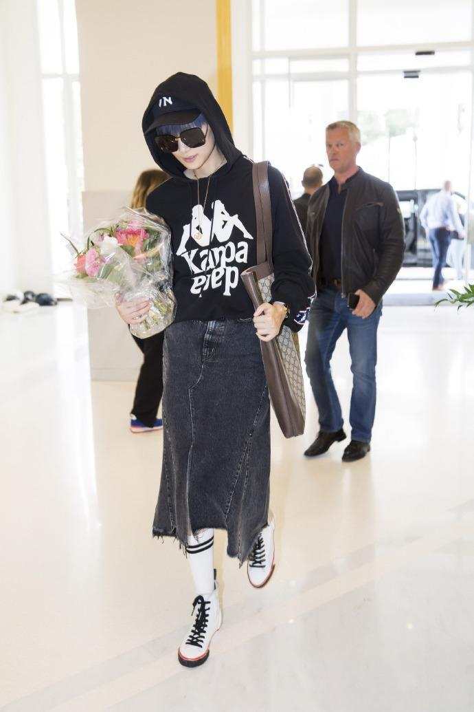 李宇春这条裙子穿的真高级, 里面黑丝袜都看到了, 网友: 欣赏不来