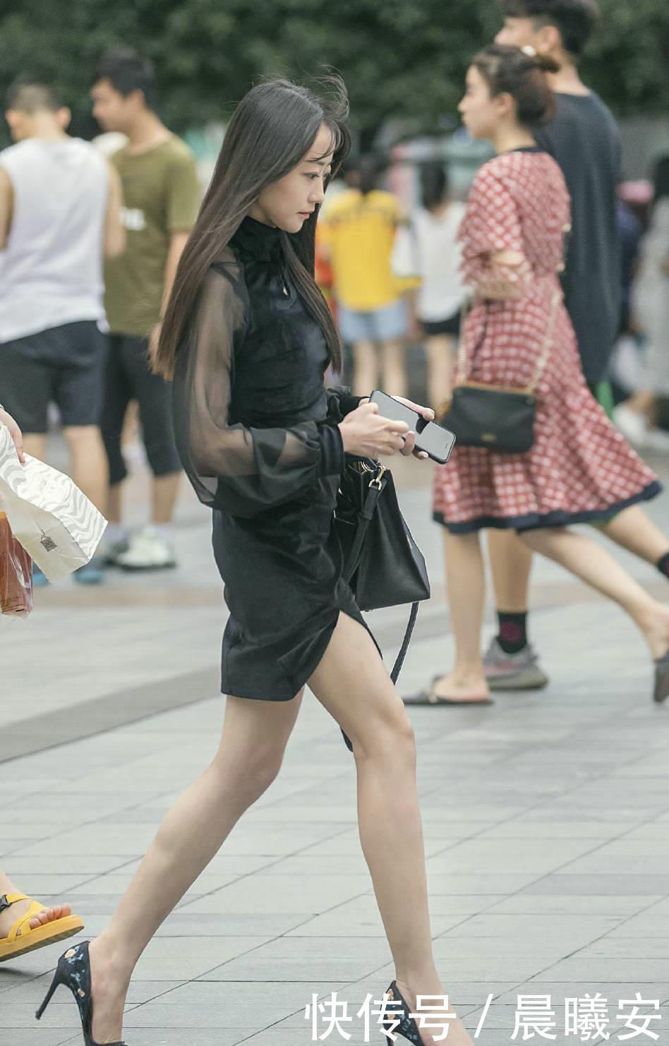 『气质』穿连衣裙搭配高跟鞋有很多优点,修饰身材、提升气质,还有女人味