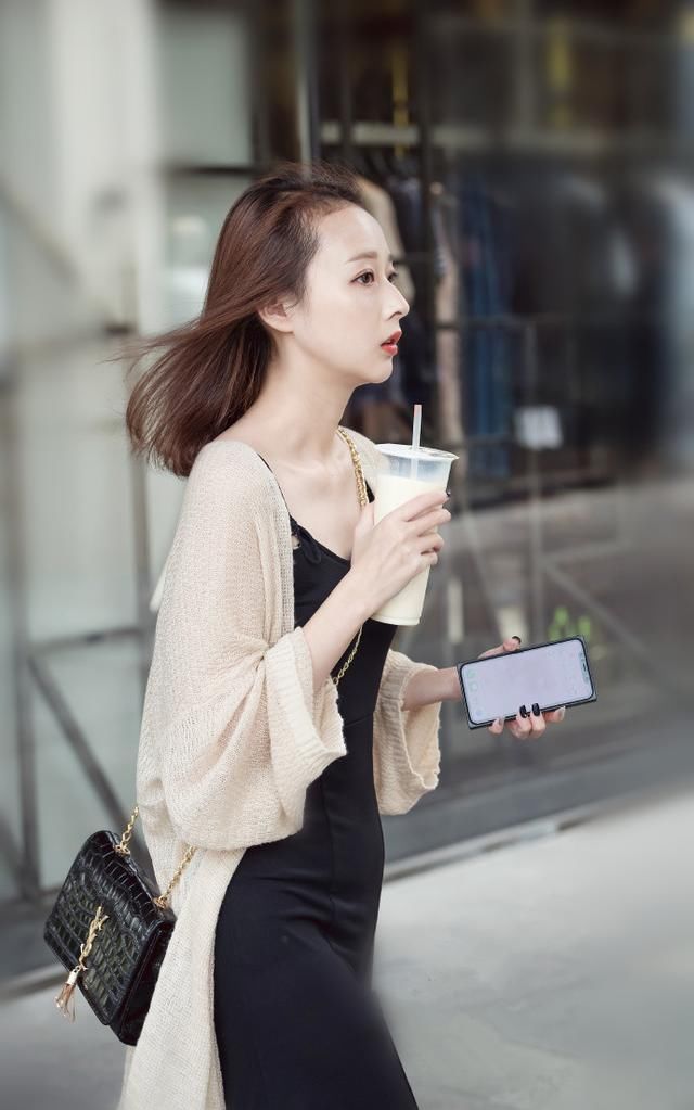 街拍,街头的女孩们穿衣时尚又有气质,个个都有女神范!