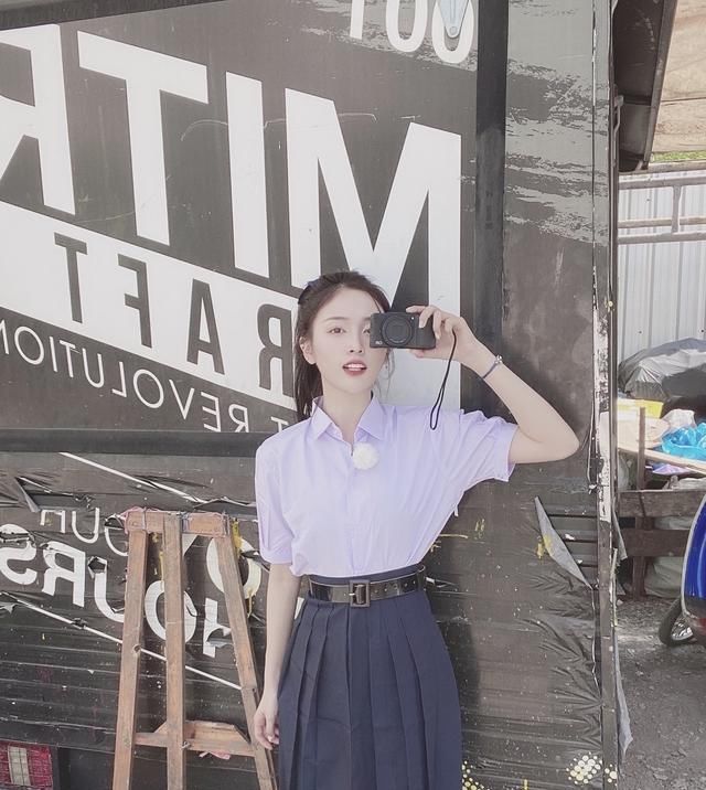  [粉色]吴宣仪真是太会穿了,粉色外套+白色短裤清新脱俗,少女感爆棚