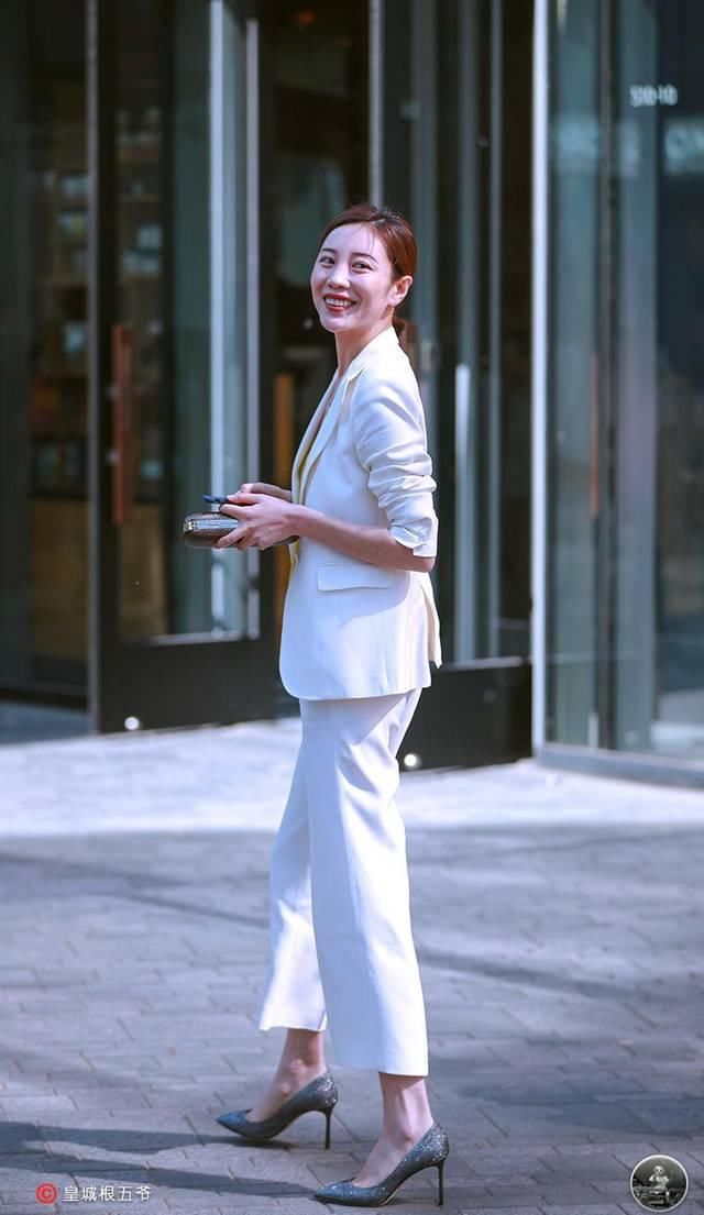  出自己：街拍：将追寻时尚当作一种习惯，穿衣搭配不必花费过多的时间
