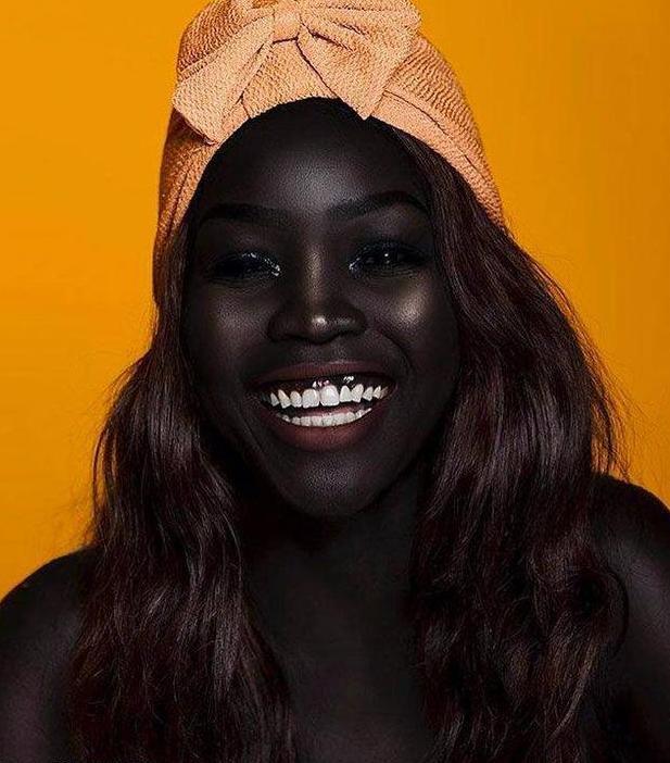 黑人女子肤色纯黑不惧嘲笑，坚持做模特，被人称黑夜女王！