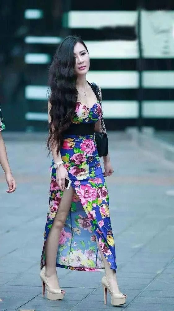 街拍风情万种的华丽连衣裙小姐姐，身材丰韵气质优雅，好一朵艳丽