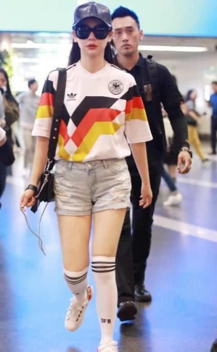 戚薇太狠了！这么紧的“运动袜”穿进去，网友：赘肉都勒出来了