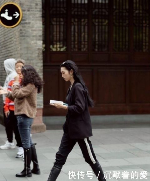  pageType_zmt美女搭配轻盈柔美的黄色连衣裙很显气质，充满时尚范