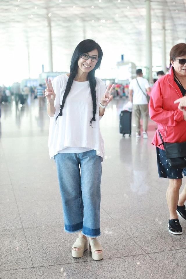 62岁米雪真嫩！一身打扮嫩成美少女，网友：赵雅芝这次遇到对手了