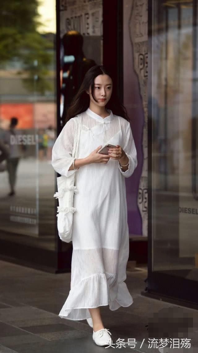 路人街拍，姑娘穿上白色长裙后很有古典美女的那种安静淑女感