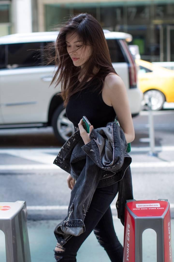 街拍：知性御姐范的小姐姐，美女中的极品，网友：一波接着一波