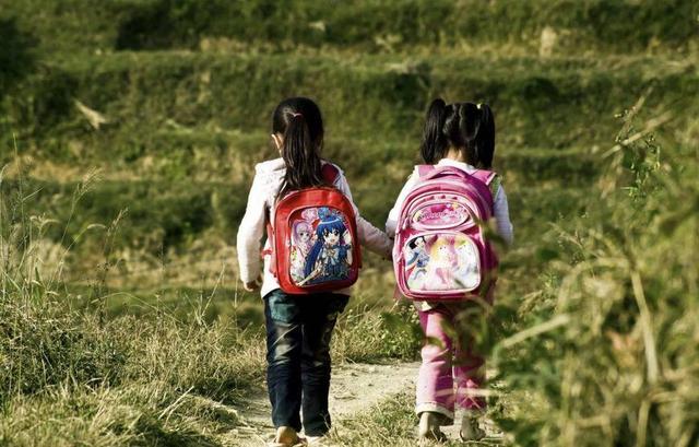 弟弟结婚,我妈让我和姐各拿十万给他买房,我的