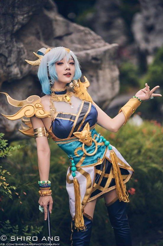 前螺旋猫成员Cos《英雄联盟》拉克丝 性感吸睛!