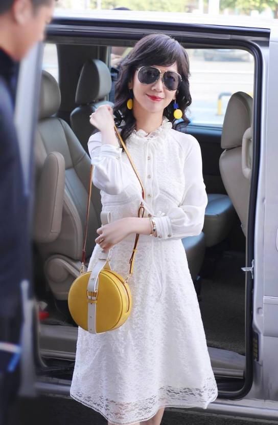 63岁的赵雅芝薄纱连衣裙,翩翩起舞展曼妙身材,网友:仙女下凡啦