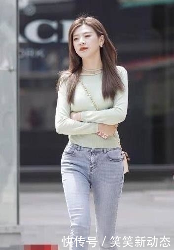 活泼可爱:街拍活泼可爱的小姐姐,一条拼接的连衣裙,时尚完美好身姿