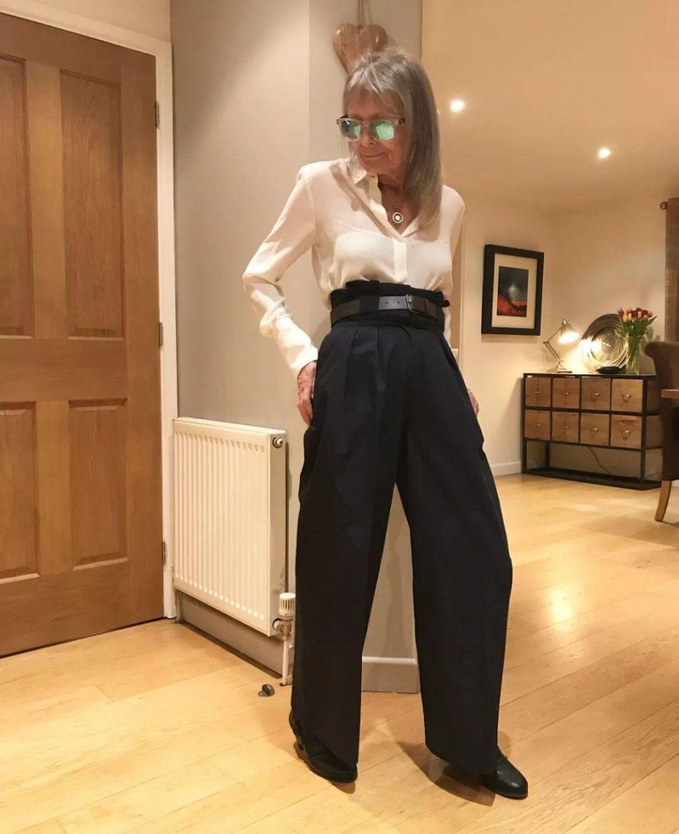 她74岁，满脸皱纹，天天素颜，但是真的很酷啊!!!