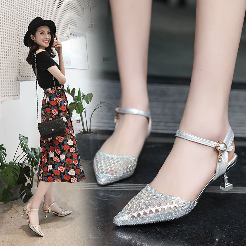 每个女神都有一双这样的尖头高跟鞋，显高挑，优雅气质轻松穿出来