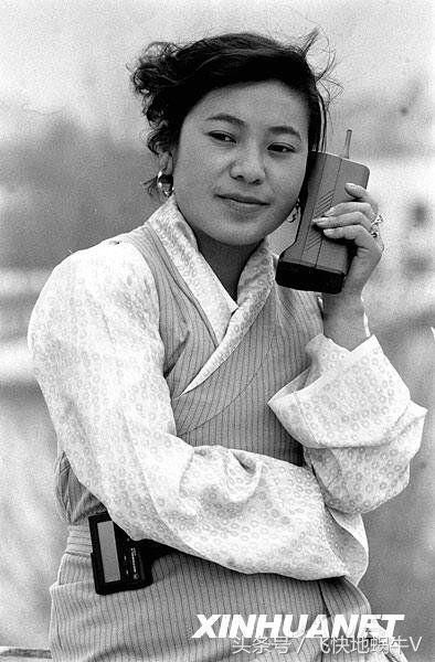 一组90年代万元户老照片，手拿大哥大，腰别BP机，有钱人的范