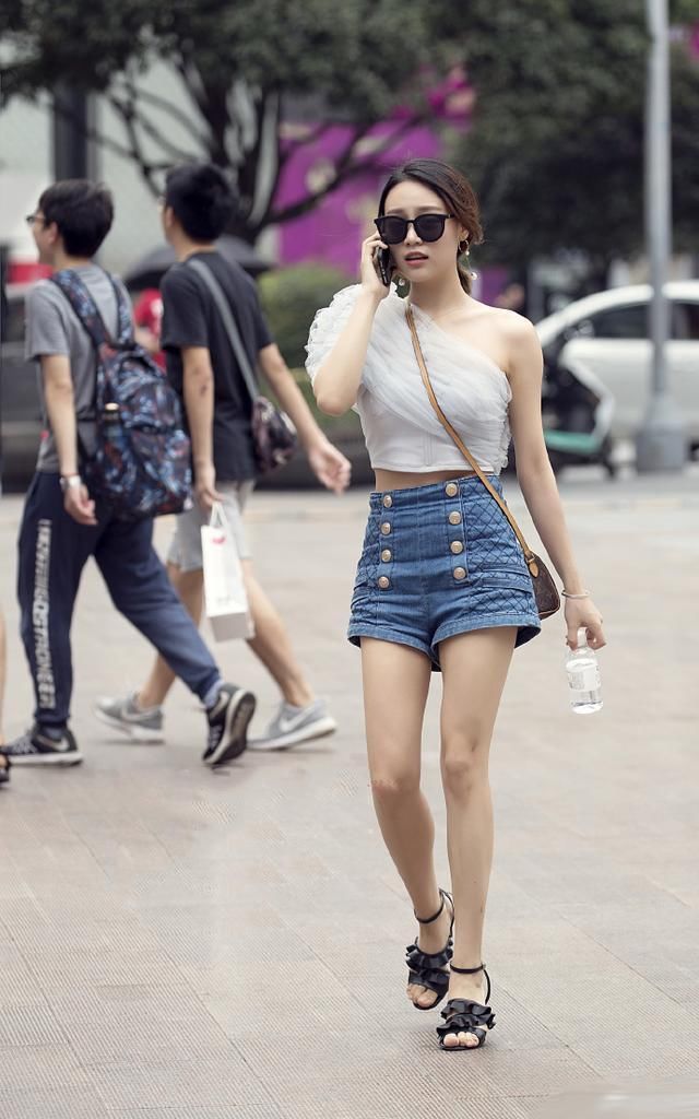 街拍 美女破洞牛仔裤秀出修长美腿 清凉时尚又有女人味 很养眼啊