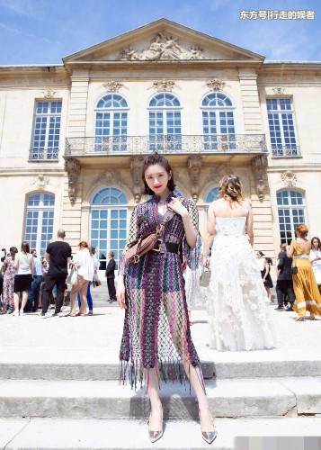 身穿五彩斑斓的连衣裙，景甜尽显凹凸有致的身材