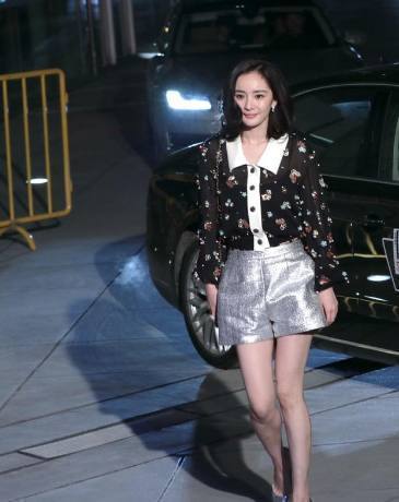 当31岁杨幂和29岁杨颖同穿短裤，终于明白保持少女心的重要性！
