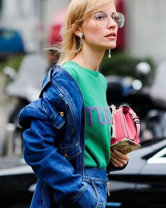 入秋这两个颜色穿在一起=很贵!