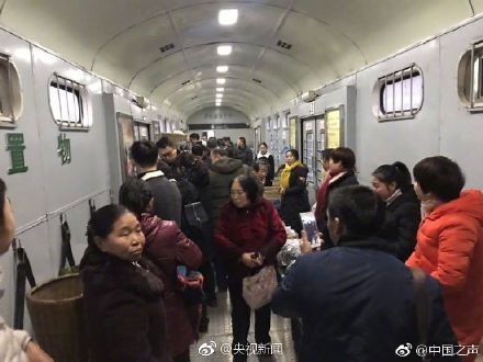 火车上的集贸市场，你见过吗