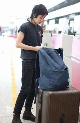 窦靖童大胆放飞自我，竟然越穿越不着调，网友：简直给王菲丢脸！