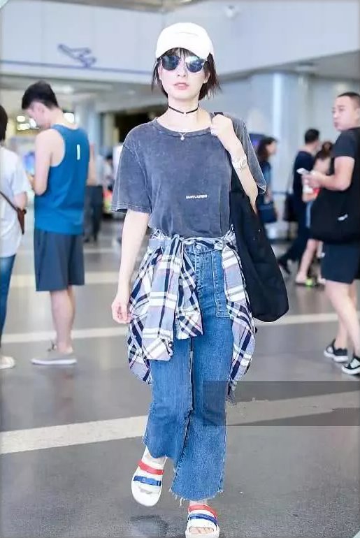 看了谢娜的机场照，再看吴昕的，网友:辣妈和少女的差距一目了然