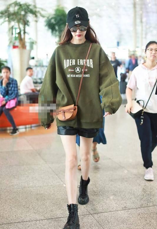  #中年#女人到了中年，穿卫衣就是装嫩？避免这几个误区，减龄又时髦