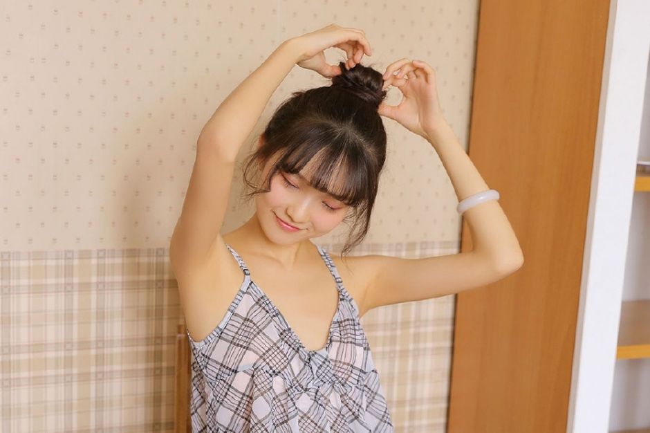 吊带美少女，香肩美腿甜美笑容写真图片