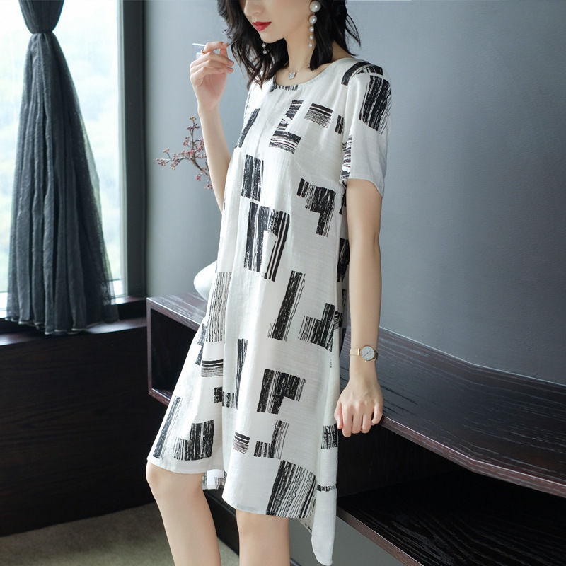 女人尽量不要穿黑裤子，瞧瞧港式女人这样穿，太惊艳了，美飞