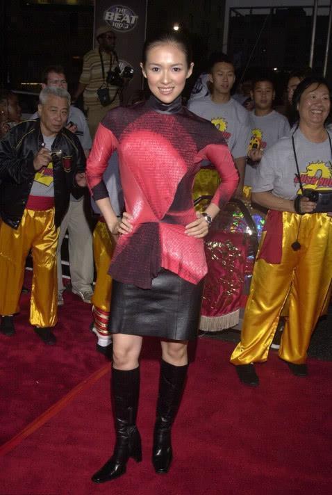 章子怡真不愧是国际章, 穿紧身衣配上这双鞋, 连汪峰都看不懂!