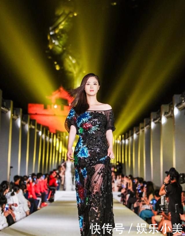 蒋欣的身材走不了时尚路，这一身搭的好混乱！