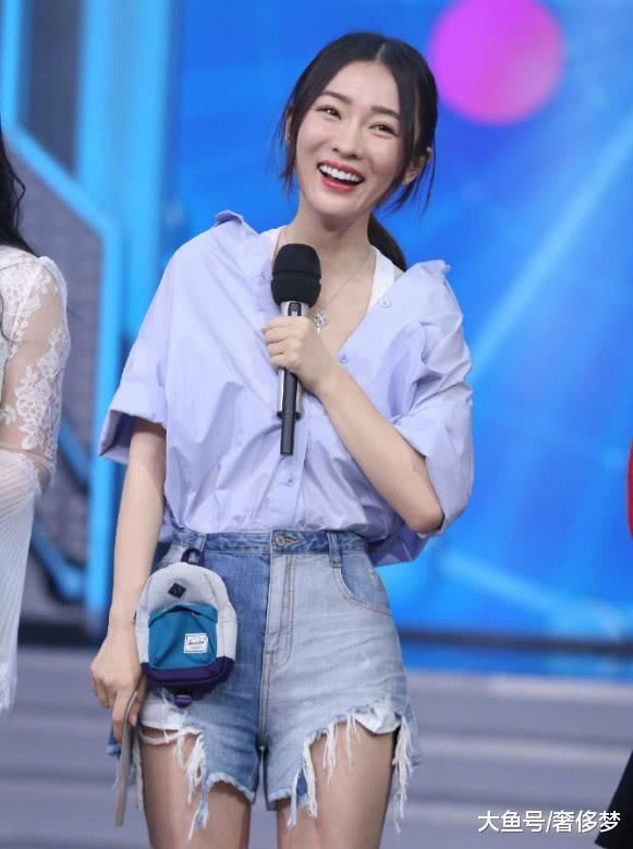 霍思燕只不过是穿了“裆部撞色”的短裤，却直接抢了高跟鞋镜头