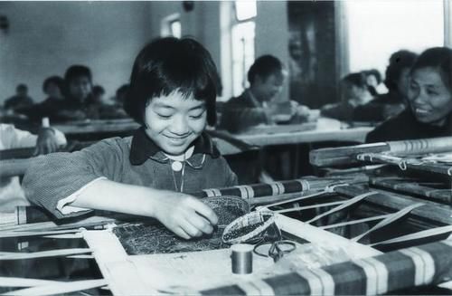  摄影师|50年，30余万张照片，这位广州摄影师用影像讲述社会发展