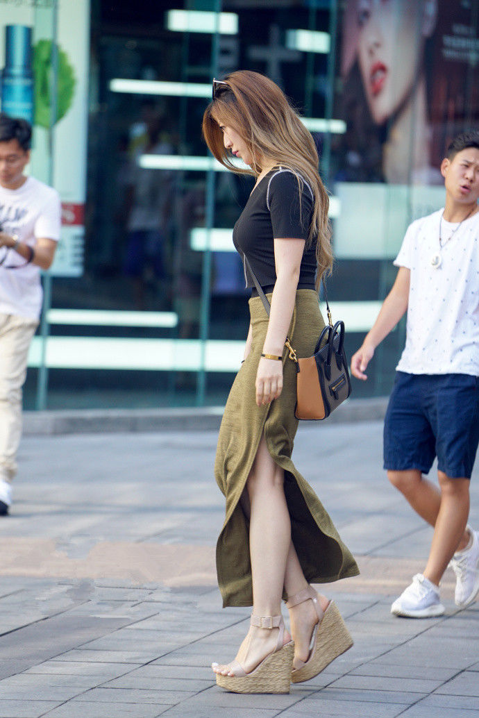 重庆街拍，高颜值与完美身材的小姐姐，哪一个的搭配更让人心动?