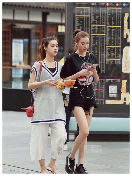 街拍：美女个头高挑，双腿修长，一身黑色穿搭更显肌肤亮白如雪