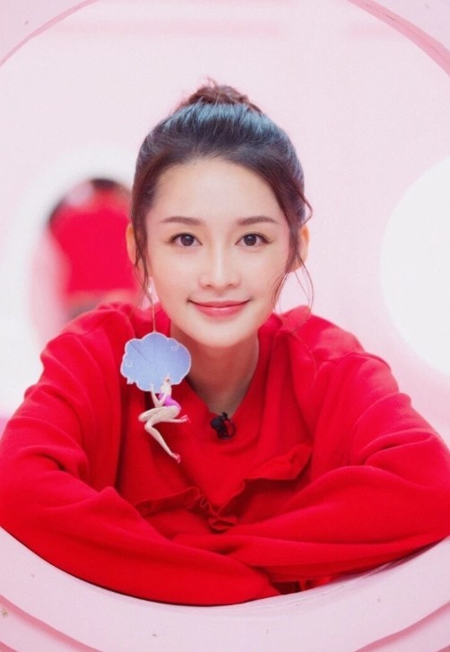 李沁的耳环太别致了！上面竟挂着一个“芭比娃娃”，简直美翻了！