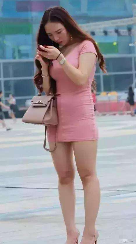 街拍：好身材还穿连体衣，小姐姐的纹身就我注意到?