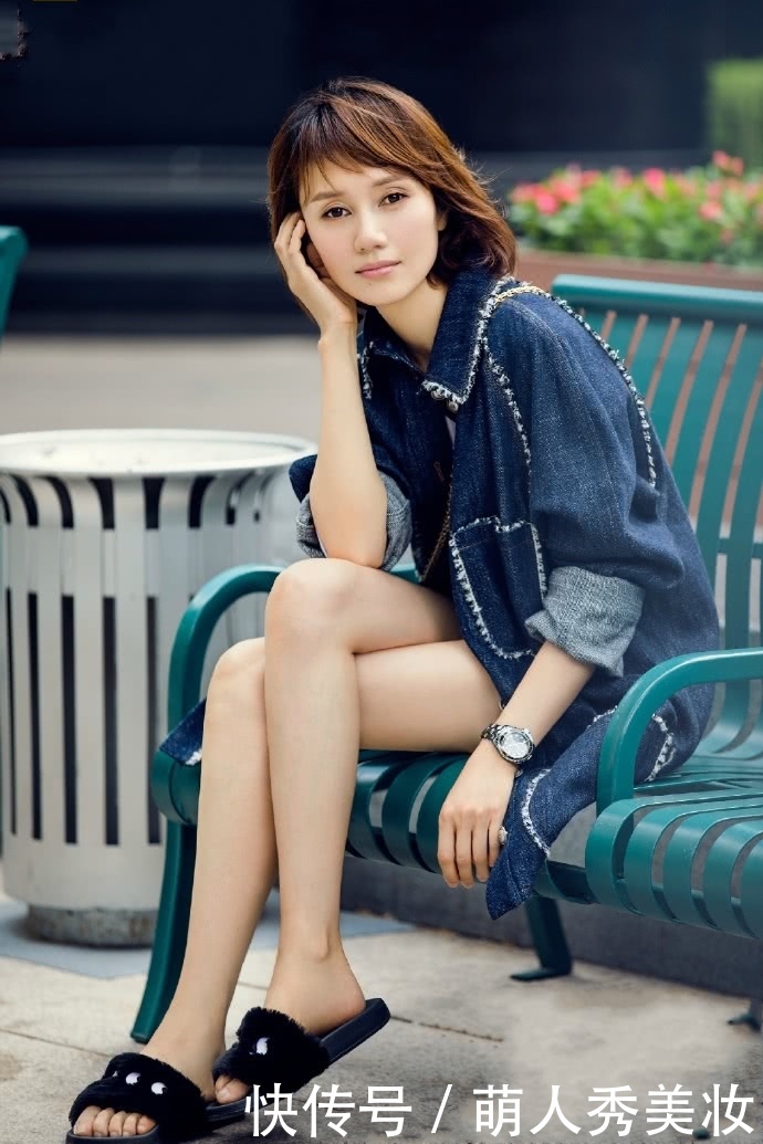 袁泉穿半身裙亮相，紧到走路都不方便了，网友：夏雨能hold住吗？