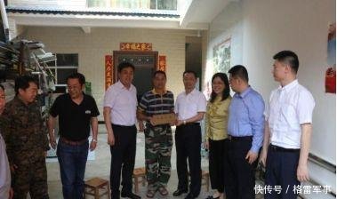 退役军人事务部联合工作组亲自为他们悬挂光荣牌