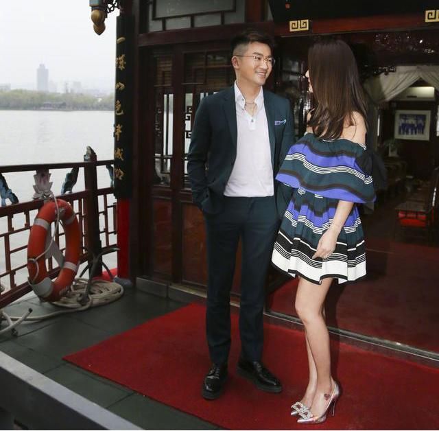 42岁林心如穿1万6礼服同框苏有朋，偏偏撞上赵丽颖，立马看出差距