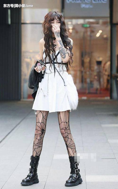 街拍：美女们穿“纯净白”出镜，拥有冰肌玉肤，就是美丽的画面！