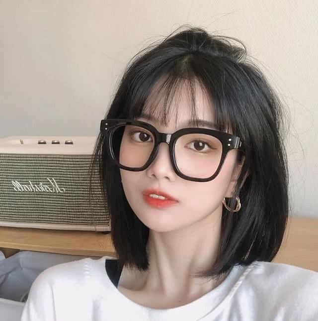  『黑长』别再留黑长直发了，2020年最火的发型是这4种，减龄瘦脸不挑人！