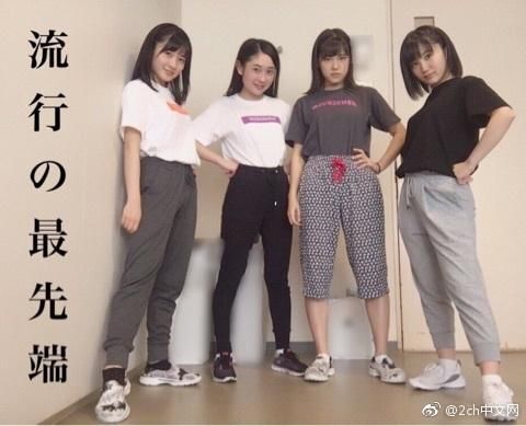 日本网民热议：现在的日本初高中妹子流行把T恤塞到裤子里