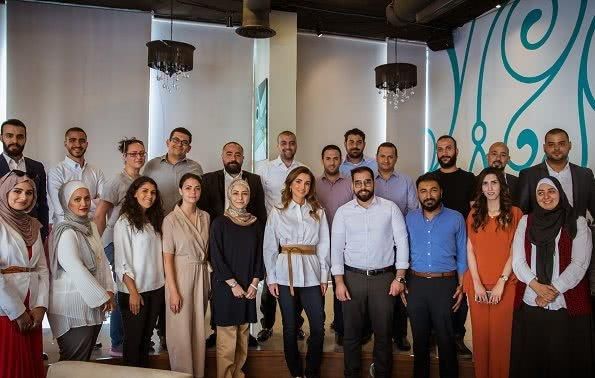 气质■49岁约旦王后拼接衬衫配黑裤气质太好！比同岁梅拉尼娅年轻甜美