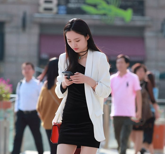 时尚街拍， 包臀的面料上身塑型显瘦 ，显得超有潮流水准