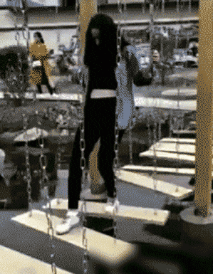 哥们@搞笑gif：哥们玩疯了，你考虑过姑娘的感受吗？