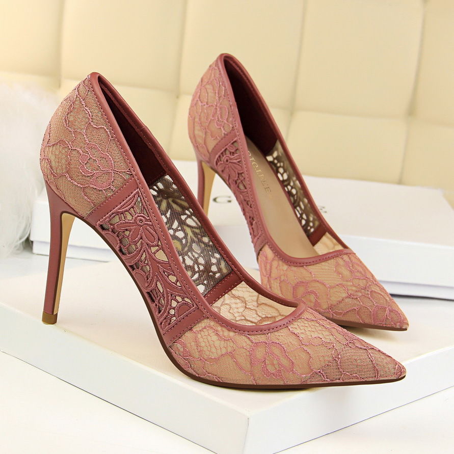 矮个子女人尽量别穿平底鞋，学下面女人这样穿搭，高挑更有女人味