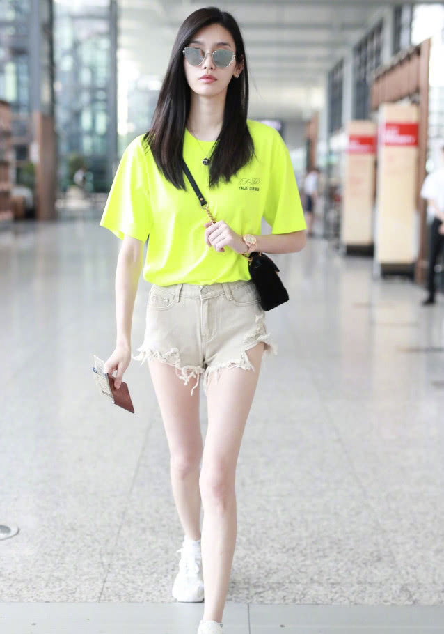 奚梦瑶也能走古典风，一袭吊带蕾丝裙好有韵味，早该这么穿了！