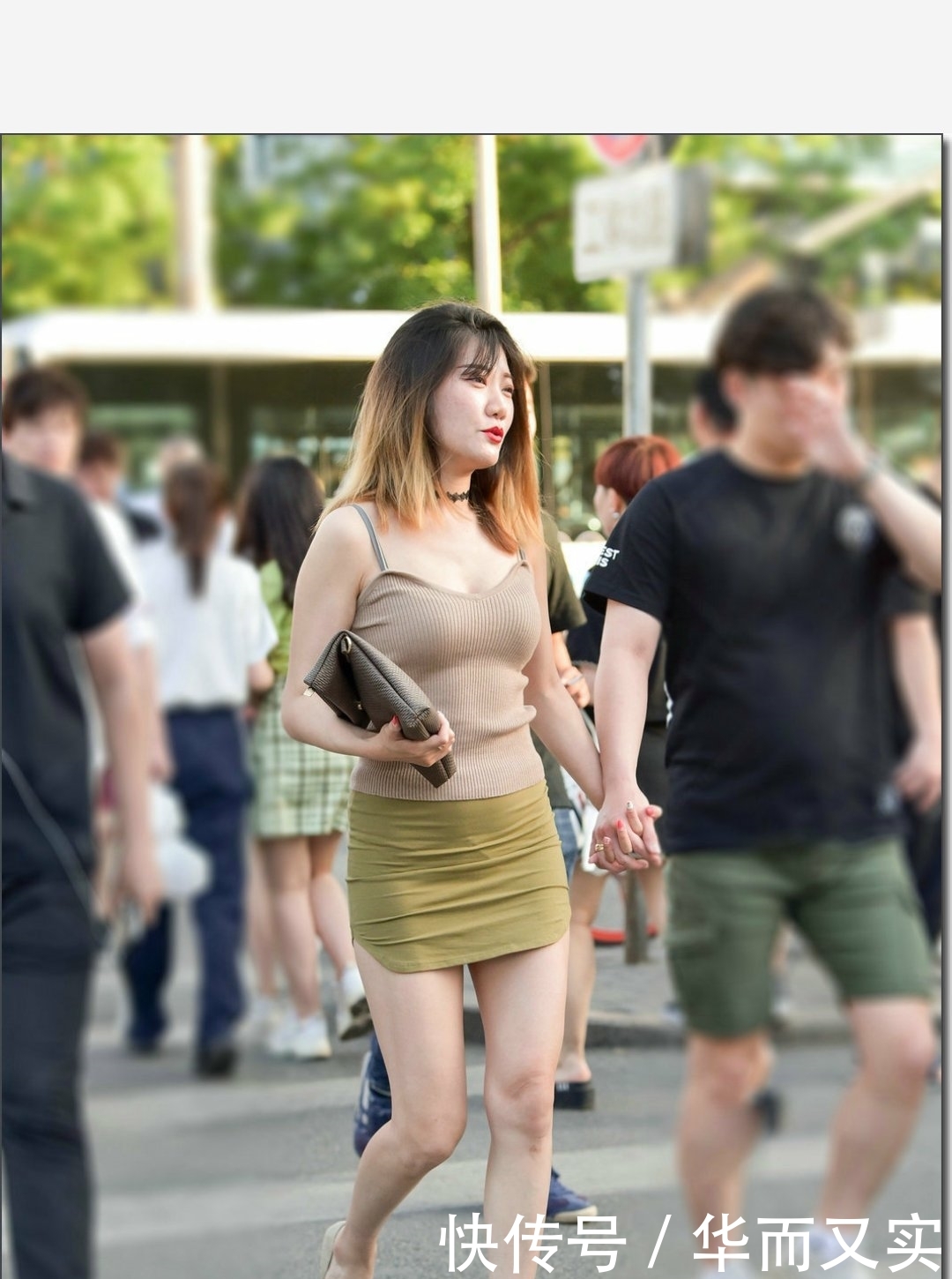  [让自己]美女街拍：高挑靓丽的小姐姐，灰衬衫搭配牛仔短裤，女神范儿十足