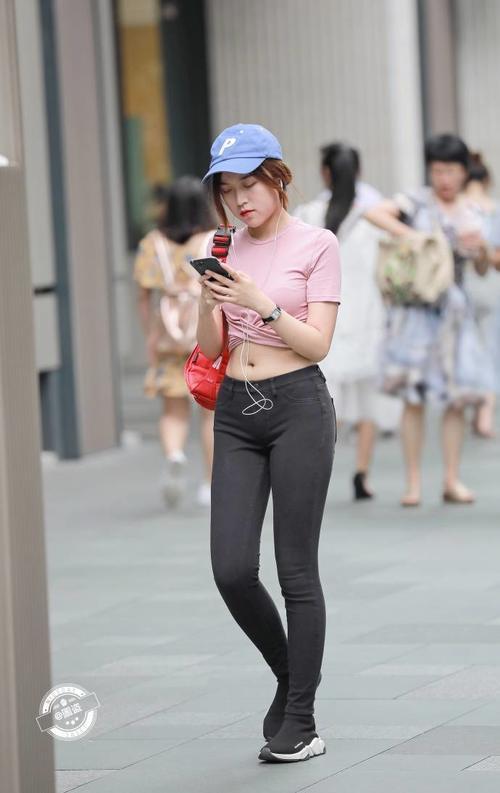 路人街拍，小姐姐鞋子跟裤子无缝连接让腿部线条更加修长了